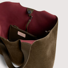 Carica l'immagine nel visualizzatore di Gallery, Coccinelle C-Easy Large Suede Fango/Fango