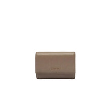 Carica l'immagine nel visualizzatore di Gallery, Coccinelle Portafoglio Metallic Soft Medium Con Patta Warm Taupe
