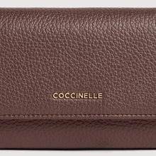 Carica l'immagine nel visualizzatore di Gallery, Coccinelle Portafoglio Metallic Soft Con Patta Berry