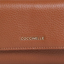 Carica l'immagine nel visualizzatore di Gallery, Coccinelle Portafoglio Metallic Soft Con Patta Cognac