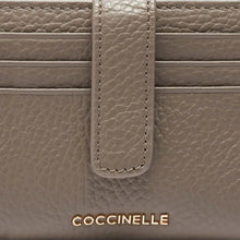 Carica l'immagine nel visualizzatore di Gallery, Coccinelle Portatessere Metallic Soft Medium Warm Taupe