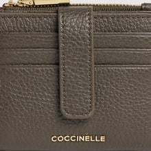 Carica l'immagine nel visualizzatore di Gallery, Coccinelle Portatessere Metallic Soft Medium Fango