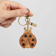 Carica l'immagine nel visualizzatore di Gallery, Alviero Martini 1^ Classe Geo Classic Portachiavi Coccinella - STANGA Pelletteria