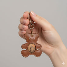 Carica l'immagine nel visualizzatore di Gallery, Alviero Martini 1^ Classe Geo Classic Portachiavi Orsetto - STANGA Pelletteria