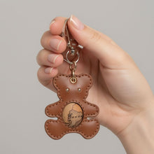 Carica l'immagine nel visualizzatore di Gallery, Alviero Martini 1^ Classe Geo Classic Portachiavi Orsetto - STANGA Pelletteria