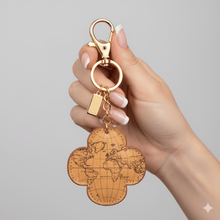 Carica l'immagine nel visualizzatore di Gallery, Alviero Martini 1^ Classe Portachiavi a Quadrifoglio Geo Classic W276 - STANGA Pelletteria