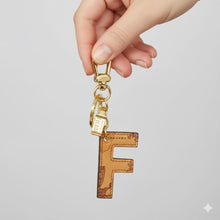 Carica l'immagine nel visualizzatore di Gallery, Alviero Martini 1^ Classe Portachiavi Geo Classic Lettera F P00F - STANGA Pelletteria