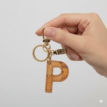 Carica l'immagine nel visualizzatore di Gallery, Alviero Martini 1^ Classe Portachiavi Geo Classic Lettera P P00P - STANGA Pelletteria