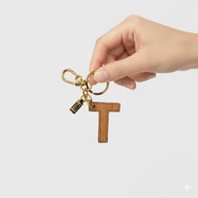 Carica l'immagine nel visualizzatore di Gallery, Alviero Martini 1^ Classe Portachiavi Geo Classic Lettera T P00T - STANGA Pelletteria