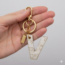 Carica l'immagine nel visualizzatore di Gallery, Alviero Martini 1^ Classe Portachiavi Geo White Lettera V P00V - STANGA Pelletteria