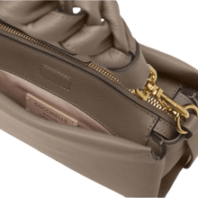 Carica l'immagine nel visualizzatore di Gallery, Coccinelle Boheme Small Warm Taupe/Rosette - STANGA Pelletteria