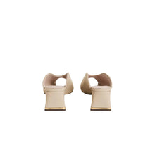 Carica l'immagine nel visualizzatore di Gallery, Coccinelle C - Everyday Sabot Sandshell - STANGA Pelletteria
