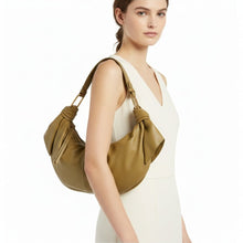 Carica l'immagine nel visualizzatore di Gallery, Coccinelle Furoshiki Medium Seagrass - STANGA Pelletteria