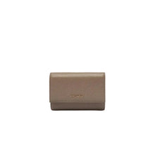 Carica l'immagine nel visualizzatore di Gallery, Coccinelle Portafoglio Metallic Soft Medium Con Patta Warm Taupe - STANGA Pelletteria