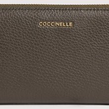 Carica l'immagine nel visualizzatore di Gallery, Coccinelle Portafoglio Zip Around Large Metallic Soft Fango - STANGA Pelletteria