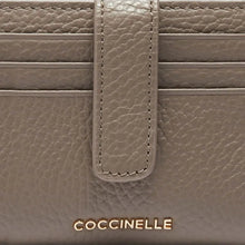Carica l'immagine nel visualizzatore di Gallery, Coccinelle Portatessere Metallic Soft Medium Warm Taupe - STANGA Pelletteria