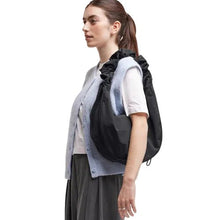 Carica l'immagine nel visualizzatore di Gallery, Got Bag Moon Bag Ruffle Black - STANGA Pelletteria