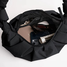 Carica l'immagine nel visualizzatore di Gallery, Got Bag Pleat Moon Bag Small Black - STANGA Pelletteria