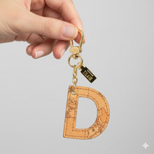 Carica l'immagine nel visualizzatore di Gallery, Portachiavi Alviero Martini 1^ Classe Geo Classic Lettera D P00D - STANGA Pelletteria