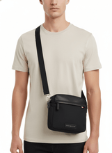 Carica l'immagine nel visualizzatore di Gallery, Tommy Hilfiger Borsa Reporter con Tracolla e Patch Logo Nero - STANGA Pelletteria