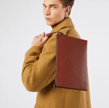 Carica l'immagine nel visualizzatore di Gallery, Piquadro Pochette uomo grande porta iPad® Stationery Cuoio - STANGA Pelletteria