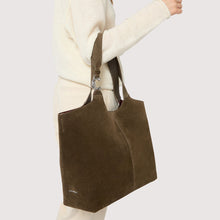 Carica l'immagine nel visualizzatore di Gallery, Coccinelle C-Easy Large Suede Fango/Fango
