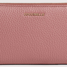 Carica l'immagine nel visualizzatore di Gallery, Coccinelle Portafoglio Zip Around Large Metallic Soft Winter Rose
