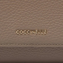 Carica l'immagine nel visualizzatore di Gallery, Coccinelle Portafoglio Metallic Soft Medium Con Patta Warm Taupe
