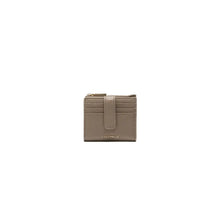 Carica l'immagine nel visualizzatore di Gallery, Coccinelle Portatessere Metallic Soft Medium Warm Taupe
