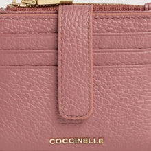 Carica l'immagine nel visualizzatore di Gallery, Coccinelle Portatessere Metallic Soft Medium Winter Rose
