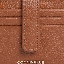 Carica l'immagine nel visualizzatore di Gallery, Coccinelle Portatessere Metallic Soft Medium Cognac
