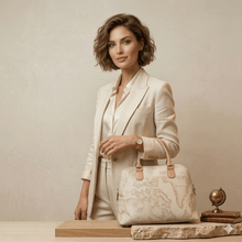 Carica l'immagine nel visualizzatore di Gallery, Alviero Martini 1^ Classe – Bauletto "Geo White" (Mod. D019 - 6188) Borsa Usata - STANGA Pelletteria
