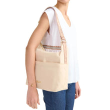 Carica l'immagine nel visualizzatore di Gallery, Alviero Martini 1^Classe Borsa A Spalla Breeze Nylon Champagne - STANGA Pelletteria

