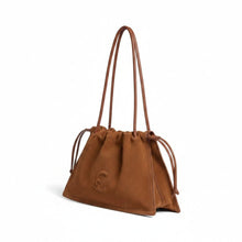 Carica l'immagine nel visualizzatore di Gallery, Coccinelle Dulse Suede Medium Cognac - STANGA Pelletteria
