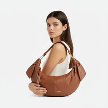 Carica l'immagine nel visualizzatore di Gallery, Coccinelle Furoshiki Medium Cognac - STANGA Pelletteria
