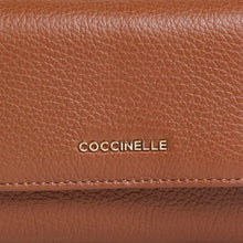 Carica l'immagine nel visualizzatore di Gallery, Coccinelle Portafoglio Metallic Soft Con Patta Cognac - STANGA Pelletteria
