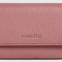 Carica l'immagine nel visualizzatore di Gallery, Coccinelle Portafoglio Metallic Soft Con Patta Winter Rose - STANGA Pelletteria
