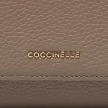 Carica l'immagine nel visualizzatore di Gallery, Coccinelle Portafoglio Metallic Soft Medium Con Patta Warm Taupe - STANGA Pelletteria
