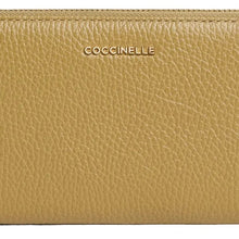 Carica l'immagine nel visualizzatore di Gallery, Coccinelle Portafoglio Zip Around Metallic Soft Seagrass - STANGA Pelletteria
