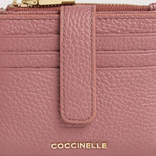 Carica l'immagine nel visualizzatore di Gallery, Coccinelle Portatessere Metallic Soft Medium Winter Rose - STANGA Pelletteria
