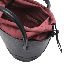 Carica l&#39;immagine nel visualizzatore di Gallery, Coccinelle Secchiello Myrtha Maxi Logo Medium Nero - STANGA Pelletteria
