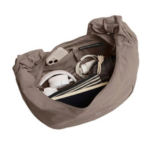 Carica l'immagine nel visualizzatore di Gallery, Got Bag Moon Bag Ruffle Oyster - STANGA Pelletteria

