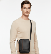 Carica l&#39;immagine nel visualizzatore di Gallery, Tommy Hilfiger Borsa Reporter con Tracolla e Logo in Metallo Nero - STANGA Pelletteria
