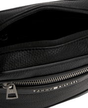 Carica l&#39;immagine nel visualizzatore di Gallery, Tommy Hilfiger Borsa reporter Signature zigrinata Black - STANGA Pelletteria
