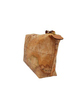 Carica l&#39;immagine nel visualizzatore di Gallery, Busta Pochette Grande Geo Soft Alviero Martini 1^Classe - STANGA Pelletteria
